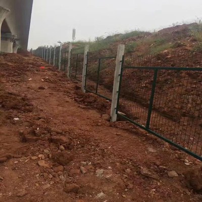 铁路防护栅栏在桥梁上的应用与重要性