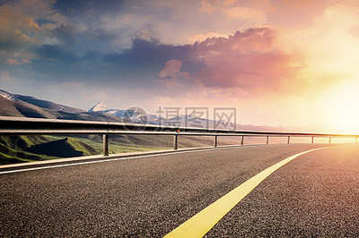 创意公路与铁路的交融 穿越时空的交通艺术